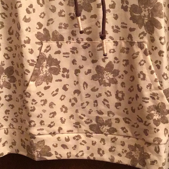 Hem and Thread top w/sherpa collar NWT - Picture 3 of 6